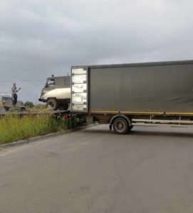 Погрузка грузового автомобиля в тентованный полуприцеп — Азбука переезда